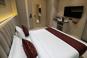 The PratiQ Luxe - Paschim Vihar