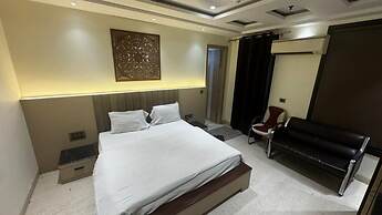 The PratiQ Luxe - Paschim Vihar