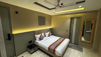 The PratiQ Luxe - Paschim Vihar