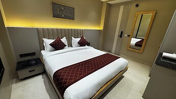 The PratiQ Luxe - Paschim Vihar