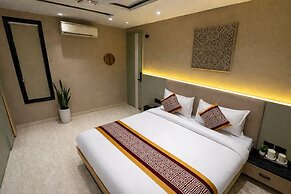 The PratiQ Luxe - Paschim Vihar