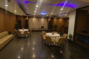 The PratiQ Luxe - Paschim Vihar