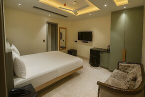 The PratiQ Luxe - Paschim Vihar
