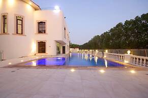 5BR Villa With Private Swimming Pool