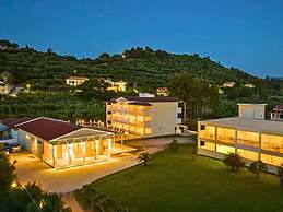 Manousis ApartHotel