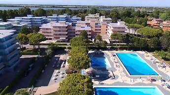 Spacious Apartment With Pool Access