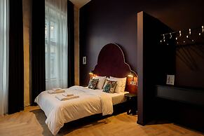 Maroon & Moss Residence