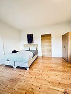 Stylish 3BR Apt Outdoor Space Sleeps 8
