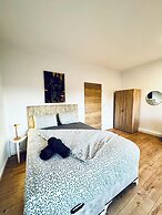 Stylish 3BR Apt Outdoor Space Sleeps 8