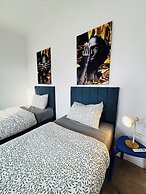Stylish 3BR Apt Outdoor Space Sleeps 8