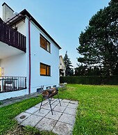 Stylish 3BR Apt Outdoor Space Sleeps 8