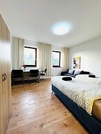 Stylish 3BR Apt Outdoor Space Sleeps 8