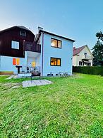 Stylish 3BR Apt Outdoor Space Sleeps 8