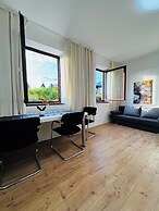 Stylish 3BR Apt Outdoor Space Sleeps 8