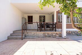 Verdant 1-BR Apt & Balcony in Larnaca