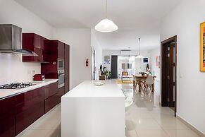 Chic & Spacious Modern 2BR APT Near Sea