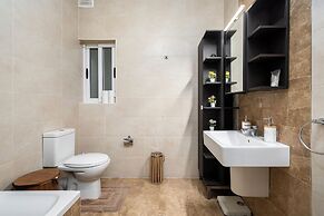 Chic & Spacious Modern 2BR APT Near Sea