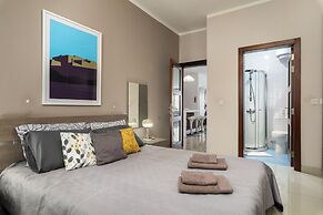 Chic & Spacious Modern 2BR APT Near Sea