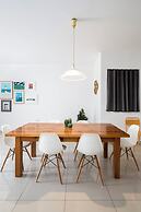 Chic & Spacious Modern 2BR APT Near Sea
