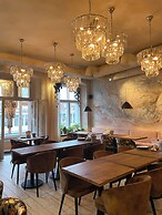 Oysters & Bubbles. Gastro Rooms