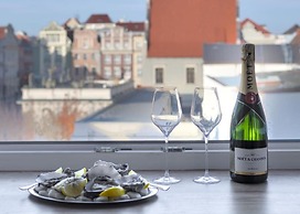 Oysters & Bubbles. Gastro Rooms