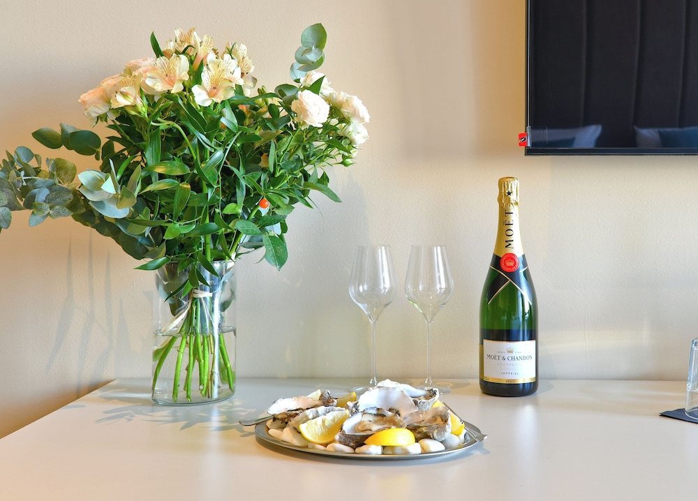 Oysters & Bubbles. Gastro Rooms