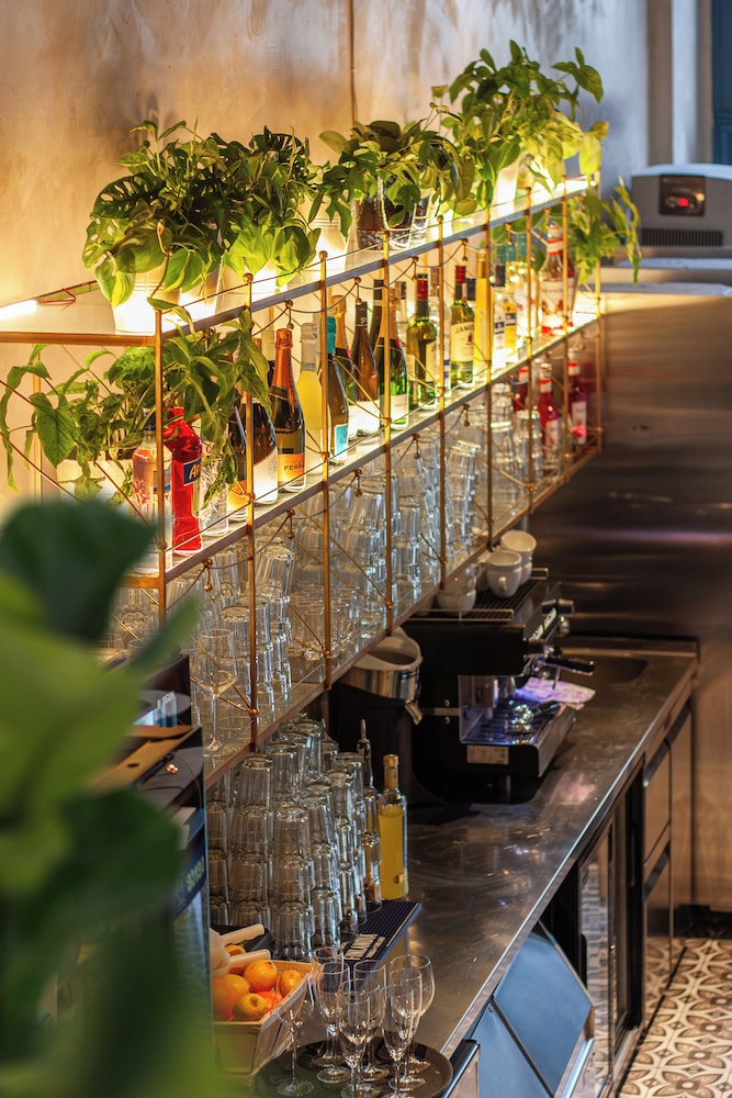 Oysters & Bubbles. Gastro Rooms