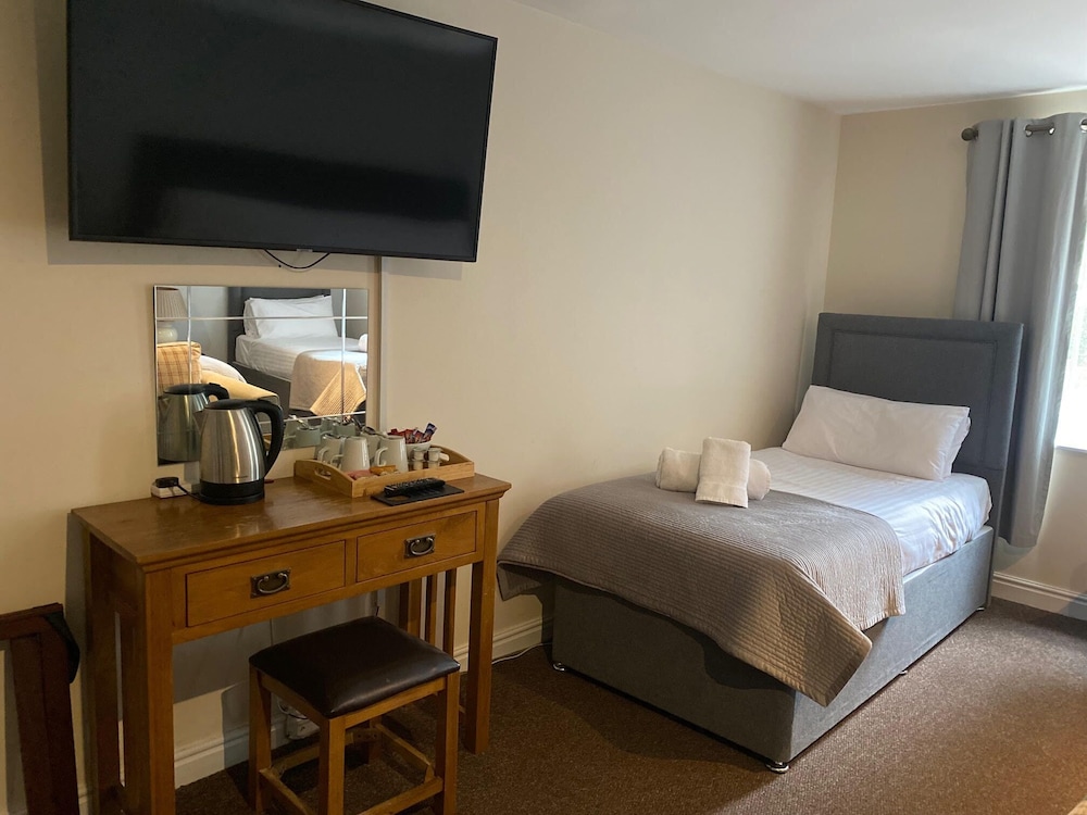 The Oaks Hotel