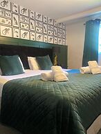 The Oaks Hotel