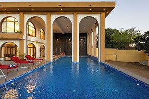 Still River Suites with Heated Pool, Jacuzzi by ELIVAAS