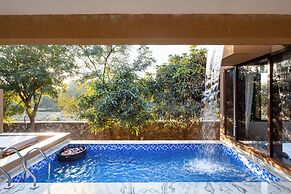 Still River Suites with Heated Pool, Jacuzzi by ELIVAAS