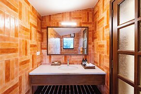 Still River Suites with Heated Pool, Jacuzzi by ELIVAAS