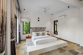 Still River Suites with Heated Pool, Jacuzzi by ELIVAAS