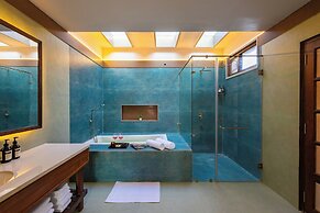 Still River Suites with Heated Pool, Jacuzzi by ELIVAAS