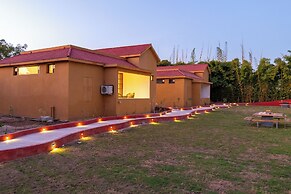 Still River Suites with Heated Pool, Jacuzzi by ELIVAAS