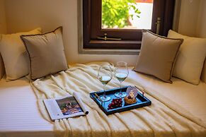 Still River Suites with Heated Pool, Jacuzzi by ELIVAAS