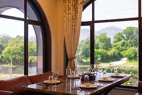 Still River Suites with Heated Pool, Jacuzzi by ELIVAAS