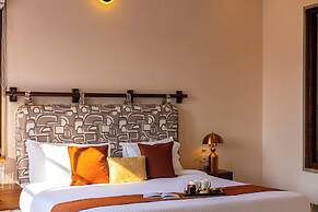 Still River Suites with Heated Pool, Jacuzzi by ELIVAAS