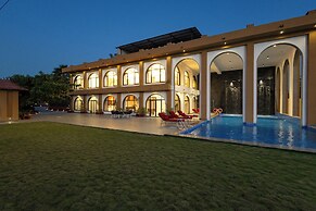 Still River Suites with Heated Pool, Jacuzzi by ELIVAAS