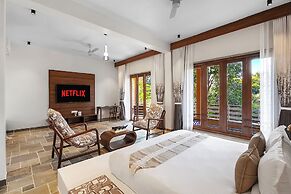 Still River Suites with Heated Pool, Jacuzzi by ELIVAAS