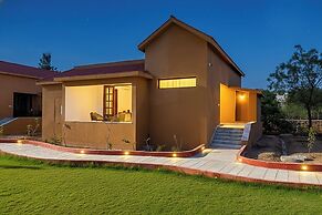 Still River Suites with Heated Pool, Jacuzzi by ELIVAAS