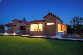 Still River Suites with Heated Pool, Jacuzzi by ELIVAAS