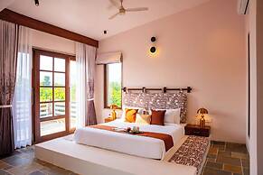 Still River Suites with Heated Pool, Jacuzzi by ELIVAAS