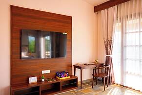 Still River Suites with Heated Pool, Jacuzzi by ELIVAAS