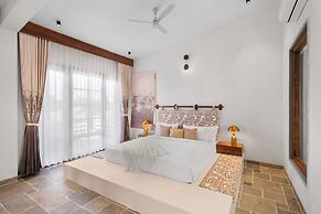 Still River Suites with Heated Pool, Jacuzzi by ELIVAAS