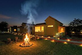 Still River Suites with Heated Pool, Jacuzzi by ELIVAAS