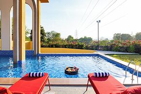 Still River Suites with Heated Pool, Jacuzzi by ELIVAAS