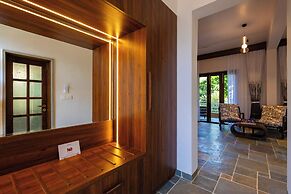 Still River Suites with Heated Pool, Jacuzzi by ELIVAAS