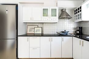 Oracle 2-BR Apt. & Balcony in Larnaca