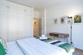 Oracle 2-BR Apt. & Balcony in Larnaca